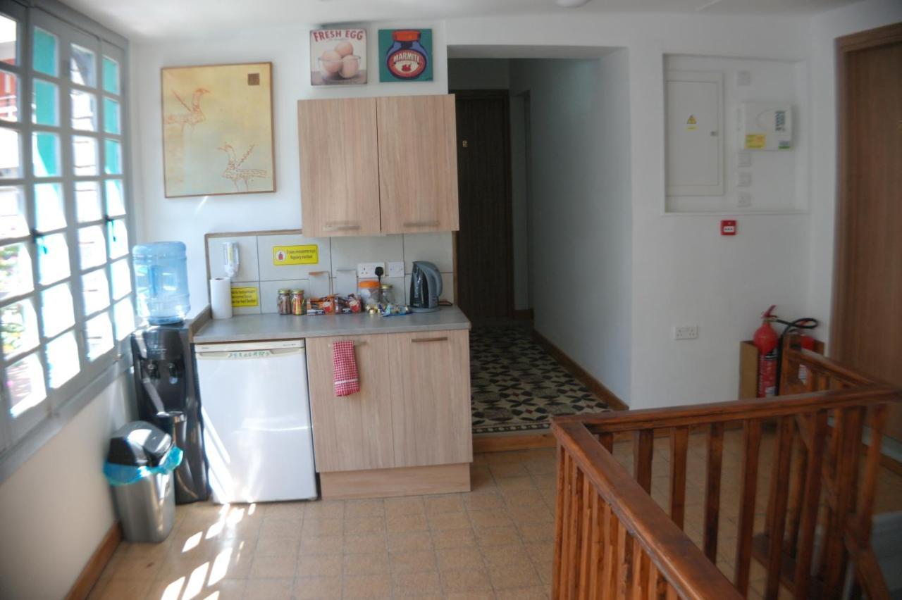 Harrys Inn Guesthouse ลาร์นาคา ภายนอก รูปภาพ