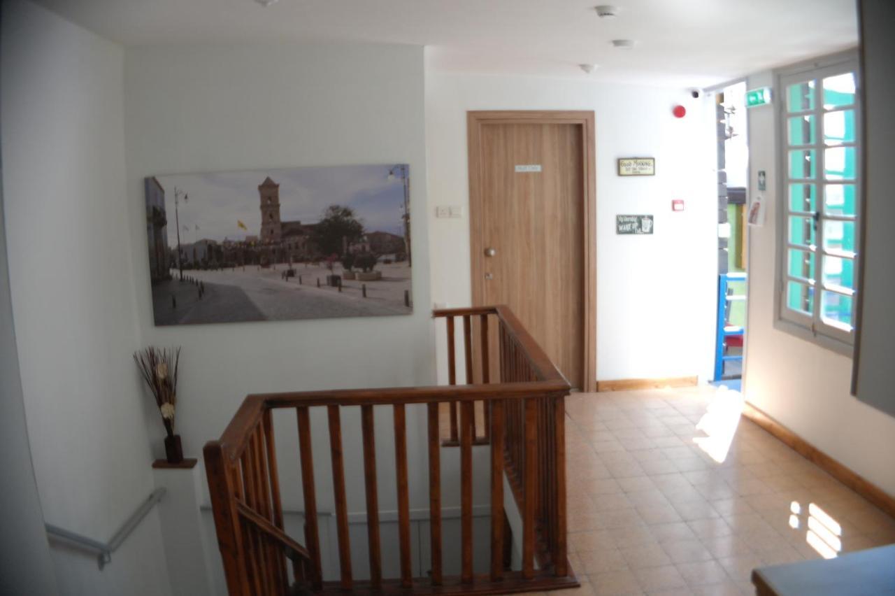 Harrys Inn Guesthouse ลาร์นาคา ภายนอก รูปภาพ