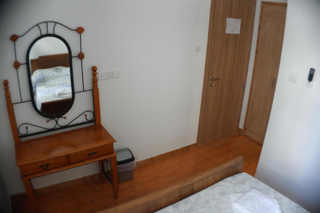 Harrys Inn Guesthouse ลาร์นาคา ภายนอก รูปภาพ