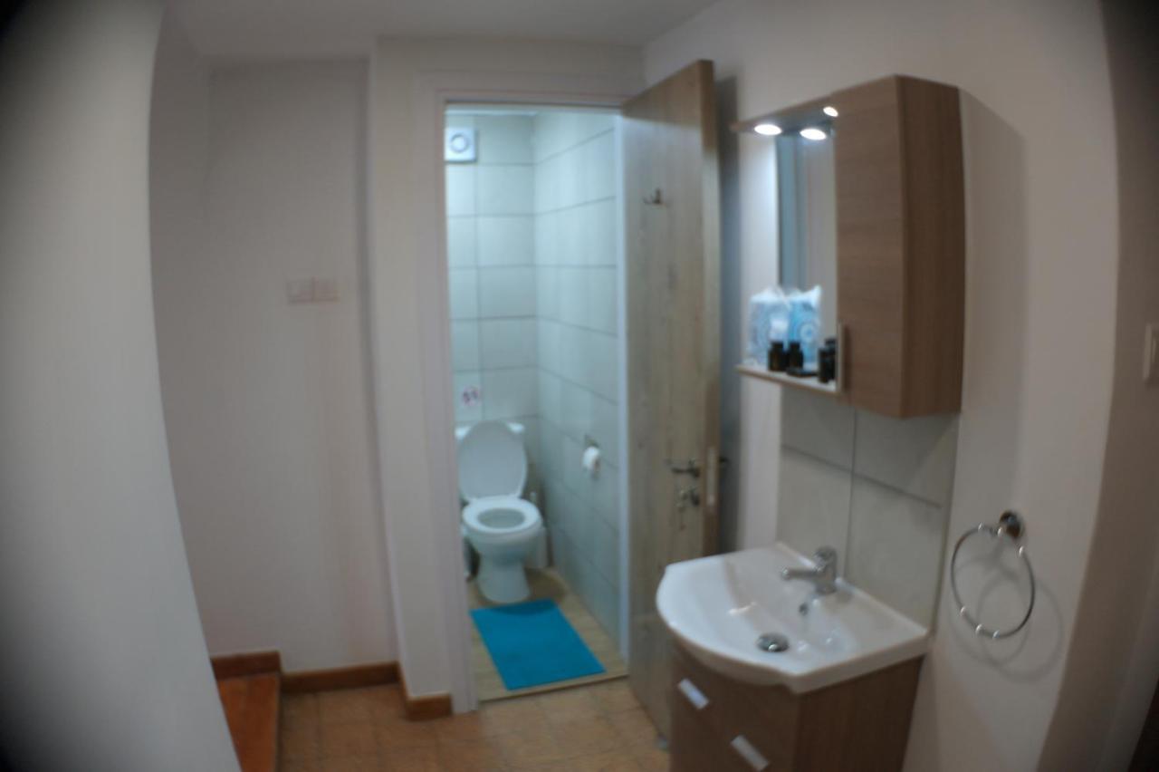 Harrys Inn Guesthouse ลาร์นาคา ภายนอก รูปภาพ