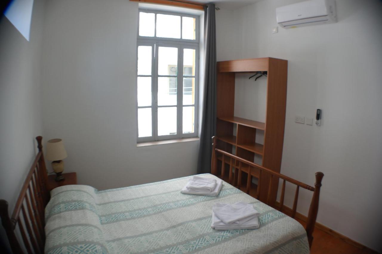 Harrys Inn Guesthouse ลาร์นาคา ภายนอก รูปภาพ
